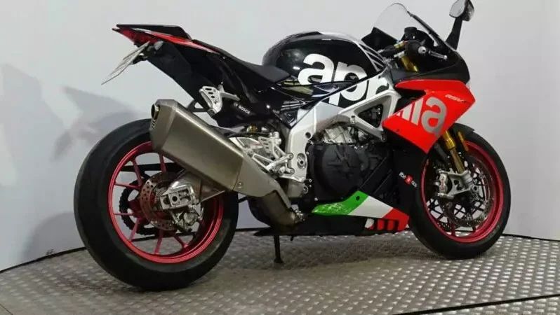 
								2019 Aprilia RSV4 RF full									