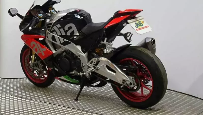 
								2019 Aprilia RSV4 RF full									