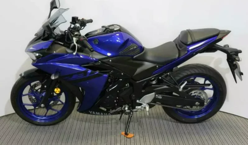 
								2018 Yamaha YZF-R3 full									